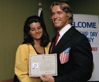 Foto de 1983 cuando Schwarzenegger recibió la ciudadanía americana. Lo acompaña Maria Shriver
